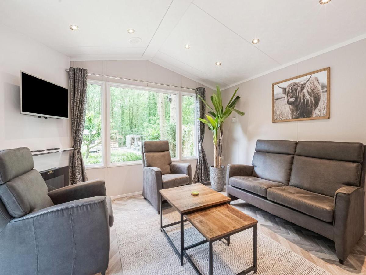 Beautiful Chalet In The Woods With A Shared Pool Vledder Eksteriør bilde