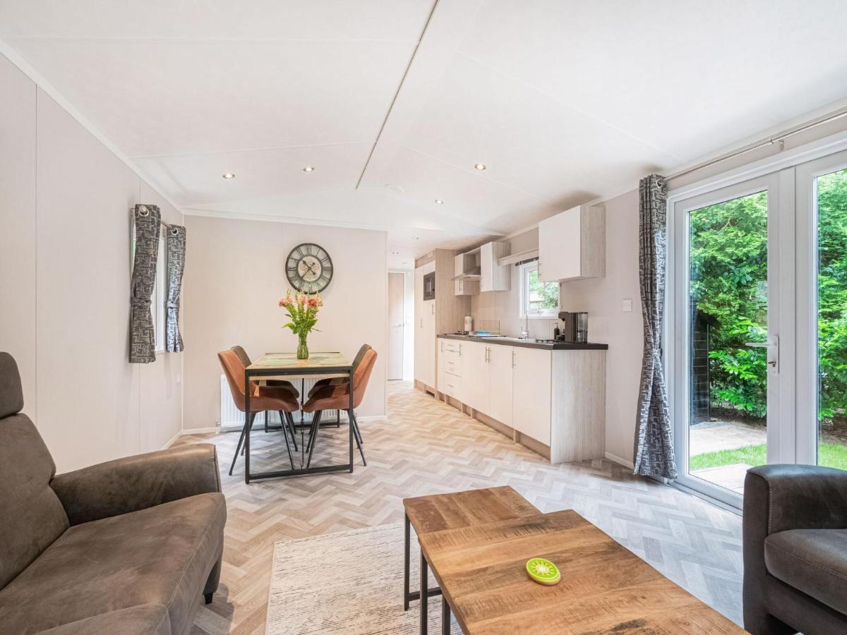 Beautiful Chalet In The Woods With A Shared Pool Vledder Eksteriør bilde